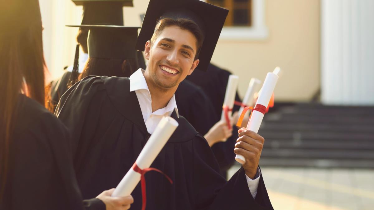 ¿Cómo saber si un título universitario es oficial?